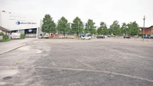 Auf dem Parkplatz vis-à-vis des Eishockey-Stadions soll das neue BWZ-Gebäude gebaut werden.