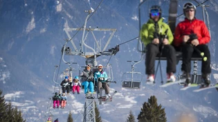 Schneesportler geniessen im Februar 2018 die guten Winterverhältnisse oberhalb von Sarn. 