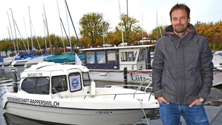 Vereinspräsident Robert Hegner präsentiert das neu angeschaffte Rettungsboot, das die Seemannschaft Rapperswil im Hafen der Rosenstadt stationiert hat. 