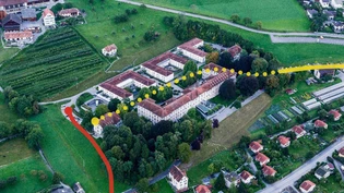 Zwei Varianten: Geplant ist eine direkte Zufahrt zum Neubau der Klinik Waldhaus über den Jüstliweg (rot); der neue Vorschlag (gelb) will einen Teil der Strasse unterirdisch führen (gepunktete Linie).