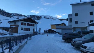 Der Dorfsegen in «Bivio» hängt schief. Der Grund: Der direkteste Weg zum Skilift ist gesperrt.