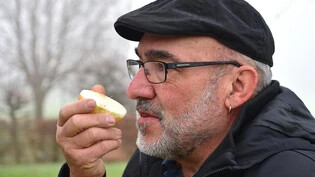 Der Wetterlueger Matthias Fuchs riecht an einer Zwiebel, um daraus etwas über das Wetter in diesem Jahr zu erfahren.