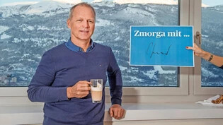 Den Calanda im Hintergrund: Christoph Sommer gönnt sich zum «Zmorga» einen Latte macchiato, bevor er seinen Dienst antritt.