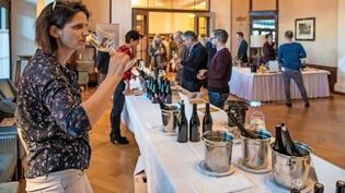 Bei der Degustation im  «Waldhaus Sils» kredenzte unter anderem Annatina Pelizzatti aus Jenins (vorne links) ihre Weine.