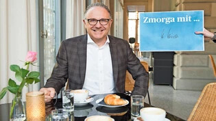 Martin Vincenz geniesst seinen «Zmorga» im «Museumscafé», wo der CEO von Graubünden Ferien oft Halt macht.