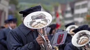 In Zukunft auch an Karfreitag, Ostern, Pfingsten, Bettag und Weihnachten: Die Harmoniemusik Glarus zum Beispiel, die hier in den Ring einzieht, darf jetzt auch an hohen Feiertagen aufspielen, aber nur drinnen. Bild Sasi Subramaniam