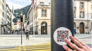 Die Zeitreise kann beginnen: In der Stadt Chur werden Kleber angebracht, die mit dem Smartphone eingescannt werden können.