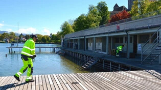 Trübe Aussichten: Im Seebad Rapperswil laufen Vorbereitungen für die neue Saison – das Wasser ist so kalt, dass die Eröffnung nur wenige Badegäste anlocken dürfte. 