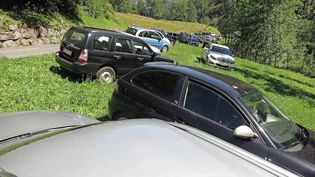 An schönen Sommertagen bricht im Klöntal das Chaos aus.