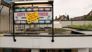 Bitterer Abschied: Aus der City-Videothek in Rapperswil-Jona muss alles raus, bevor der Laden dichtmacht. Bild Vanessa Mistric