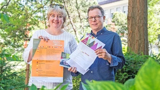 Angela Buxhofer und Andri Probst präsentieren in Chur das umfangreiche Material über Veranstaltungen und Kurse.