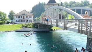 Gefährlich: Ein Sprung von der Brücke in der Uzner Grynau.