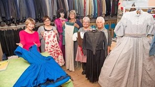 Gruppenbild mit Puppe: Romie Belz, Christine Peyer, Brigitte Battaglia, Elsbeth Stohr und Annina Buchli (von links) sind jeweils zu zweit im Theaterfundus in Grüsch anzutreffen, wo sie die passenden Kostüme für jede Art von Produktionen finden, die in alt