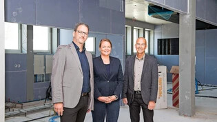 Die Dame in der Mitte: Marcel Coray und Anna Tschuor vom Kantonsspital Graubünden sowie Markus Dünner vom Hochbauamt (rechts) posieren im «Energia».