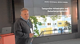 Enrico Uffer aus Savognin stellt am Tourismus Trend Forum der FHGR in Chur seine Projekte vor, die vom Theaterturm auf dem Julierpass bis zum 200-Betten-Hotel reichen.