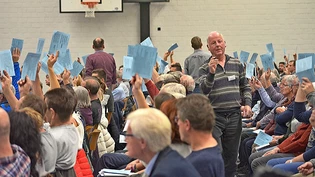 Verhandlungsmarathon am Freitagabend: Gemeindepräsident Thomas Kistler (rechts) führt durch eine Traktandenliste mit 26 Geschäften.