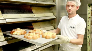 Vom Teig bis zum fertigen Dreikönigskuchen: Ueli Steiner von der Bäckerei Wick in Rapperswil zeigt, wie das begehrte Festtagsgebäck entsteht.
