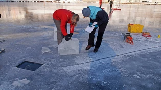 Feldversuch: Die Wissenschaftlerinnen Barbara Krummenacher (links) und Christine Seupel präparieren das Eis auf dem St. Moritzer See an einer heiklen Stelle.