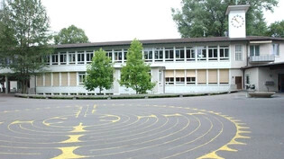 Ohne Schüler: So gähnend leer wir hier beim Hanfländer-Schulhaus in Rapperswil-Jona werden in der ganzen Schweiz ab heute die Pausenplätze sein. Bild Archiv 