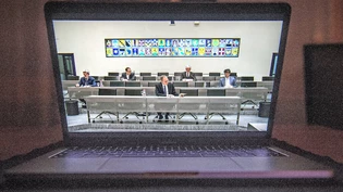 Nur noch am Bildschirm: Die Regierung informiert in Social-Distancing-Sitzordnung und via Internet über die jüngsten Entwicklungen.