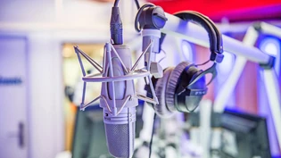 Airplay in Zeiten von Corona: Wenn in den Radiostudios mehr Songs aus Schweizer Produktion aufgelegt werden, landen auch mehr Gebühren via Suisa bei den um ihre Auftritte gebrachten Künstlern.