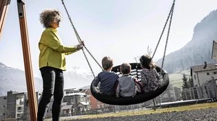 Wo die Eltern wohnen, soll keine Rolle spielen: Glarner Krippenkinder geniessen mit Leiterin Corina Elmer den Frühling.