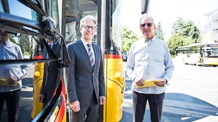 Vor dem Baustart: Walter Schwizer, Leiter Betrieb Ost von Postauto, (links) und Roland Tremp, Vorsitzender der Baukommission, zeigen, wo das Depot wiederaufgebaut wird.Bild Philipp Baer