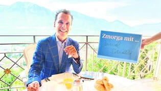 «Zmorga» via Telefon dafür mit Aussicht: Hotelier Daniel Schälli freut sich, bald wieder Gäste in seinen Häusern im Tessin begrüssen zu dürfen.