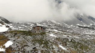 Die Carschinahütte liegt direkt am Fusse der Sulzfluh, welche sich gerade im Nebel versteckt. 
