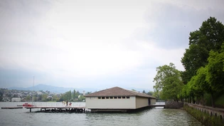 Hier sind bald nur 55 Badegäste aufs Mal erlaubt: Die Seebadi Rapperswil öffnet am Montag ihre Tore. Bild: Archiv