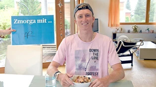 «Zmorga» zu Hause in Flims: Bevor Andri Ragettli in den Kraftraum geht, stärkt er sich mit Porridge zum Frühstück. 