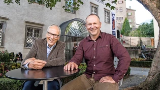 Vor dem Kick-off: Andreas Leisinger (links), Präsident des Verbandes Museen Graubünden, und Tourismusforscher Stefan Forster vor dem Rätischen Museum, wo das Projekt «Museen und Kulturtourismus lanciert wird.