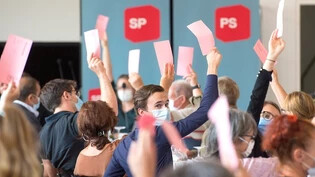 Einigkeit im Saal: Die Mitglieder der SP Graubünden stimmen mit rosa Stimmzetteln über die Änderung zum Jagdgesetz ab.