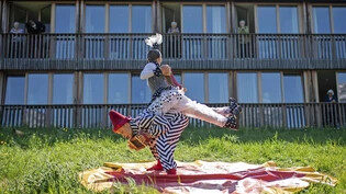 Besuch nur vom Zirkus: Der Zirkus Mugg spielte im Frühling vor den Altersheimen im Kanton Glarus.