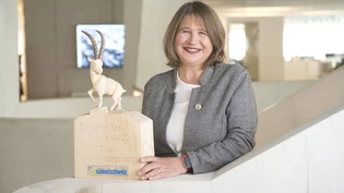 Renate Rutishauser freut sich, stellvertretend für das Gesundheitspersonal, den Preis entgegen nehmen zu dürfen.