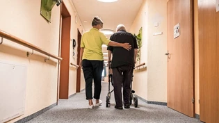 Fachkräftemangel angehen: Geht es nach der SVP, soll der Kanton die Ausbildungsaktivität im Glarner Gesundheitsbereich durch finanzielle Anreize fördern. 