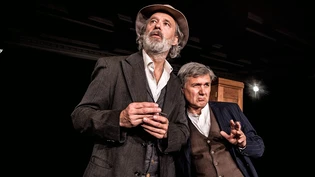 Schauspielkunst pur: Gian Rupf (links) und Volker Ranisch ersetzen in der Klibühni in Chur ein ganzes Ensemble und lassen eine mitreissende Bündner Geschichte aus der Zeit zwischen den Kriegen lebendig werden. 