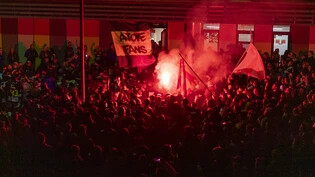 Corona für einen Moment weit weg: Mehrere hundert Fans feierten Ajoies Aufstieg vor der Eishalle in Pruntrut