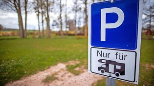 Stellplatz: Nur wenn das Parkieren mit dem Wohnmobil erlaubt ist, ist es in vielen Gemeinden nicht verboten. 