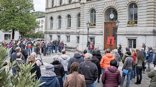 Gesetzeswidrig auf dem Rathausplatz: Die Coronarebellen demonstrieren am Donnerstag in Glarus.