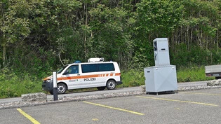 Stiller Beobachter: An der Uznacherstrasse in Bollingen misst derzeit ein mobiler Radarkasten im 60 km/h-Bereich Tag und Nacht die Geschwindigkeit von Fahrzeugen.  