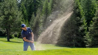 Ex-Skirennfahrer Didier Cuche wirbelt beim Promi-Turnier ganz schön viel Sand auf.