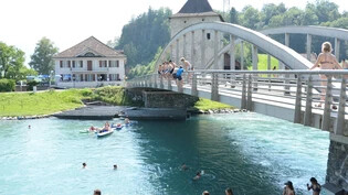 Abkühlung: An heissen Sommertagen ist das Flussbad in der Grynau in Uznach gut besucht. Die Badenden sollen künftig besser verpflegt werden.