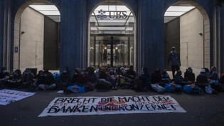 Die Aktivistinnen und Aktivisten von Klimastreik Schweiz blockieren die Eingänge der Grossbanken UBS und CS in Zürich.