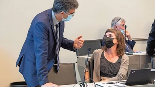 Sind sich einig: Regierungsrat Marcus Caduff und Carmelia Maissen, Präsidentin der vorberatenden Kommission, halten den Schutzschirm für Grossveranstaltungen für eine gute Sache.