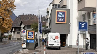 Gute Lage: Die neue Aldi-Filiale in Glarus ist zu Fuss, mit dem öffentlichen Verkehr und mit dem Auto gut zu erreichen.