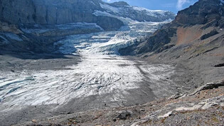 Dramatisch: Das Bild ist fünf Jahre alt. Inzwischen hat sich die Felsnase unterhalb des ersten Eisabbruches (rechts im Bild) weiter durch den Gletscher gefressen. In ein bis zwei Jahren liegt unterhalb der Felsbarriere dann nur noch Toteis.