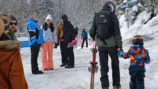 Nach dem Regen der Nebel: Die wenigen Gäste, die nach Braunwald kommen, sind umso zufriedener, doch der Samstag fällt mit fast leeren Skiständern dann definitiv dem Regen zum Opfer.
