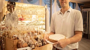Das macht schon vor Weihnachten gluschtig: Bäcker Marcel Villiger präsentiert seine italienische Haselnusstorte, ...