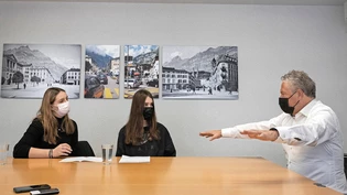 Fabienne Tresch (links) ist 17 Jahre alt und wohnt in Bilten. Sie lernt Kauffrau bei der Somedia. Melina Marti (Bildmitte) ist aus Bilten, 16 Jahre alt und absolviert die Ausbildung zur Polygrafin bei der Somedia. Regierungsrat Andrea Bettiga (FDP, rechts im Bild) wohnt in Ennenda und ist 61 Jahre alt. Er ist Vorsteher des Departements Sicherheit und Justiz.